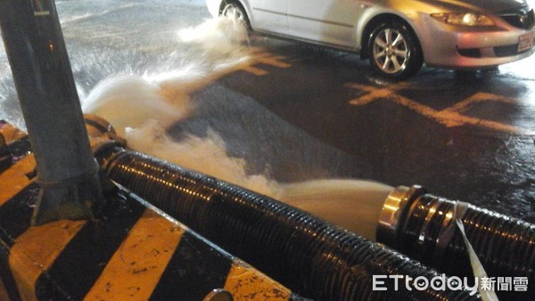 ▲台南市政府指出永康中華路9月7日晚上雷雨後積水後，水利局派員抽水。（圖／記者林悅翻攝，下同）