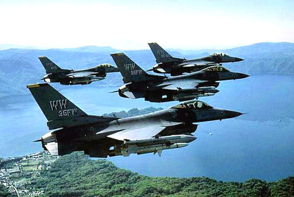 ▲▼ 在日本青森縣三澤空軍基地駐紮的F-16戰鬥機            。（圖／翻攝自維基百科）