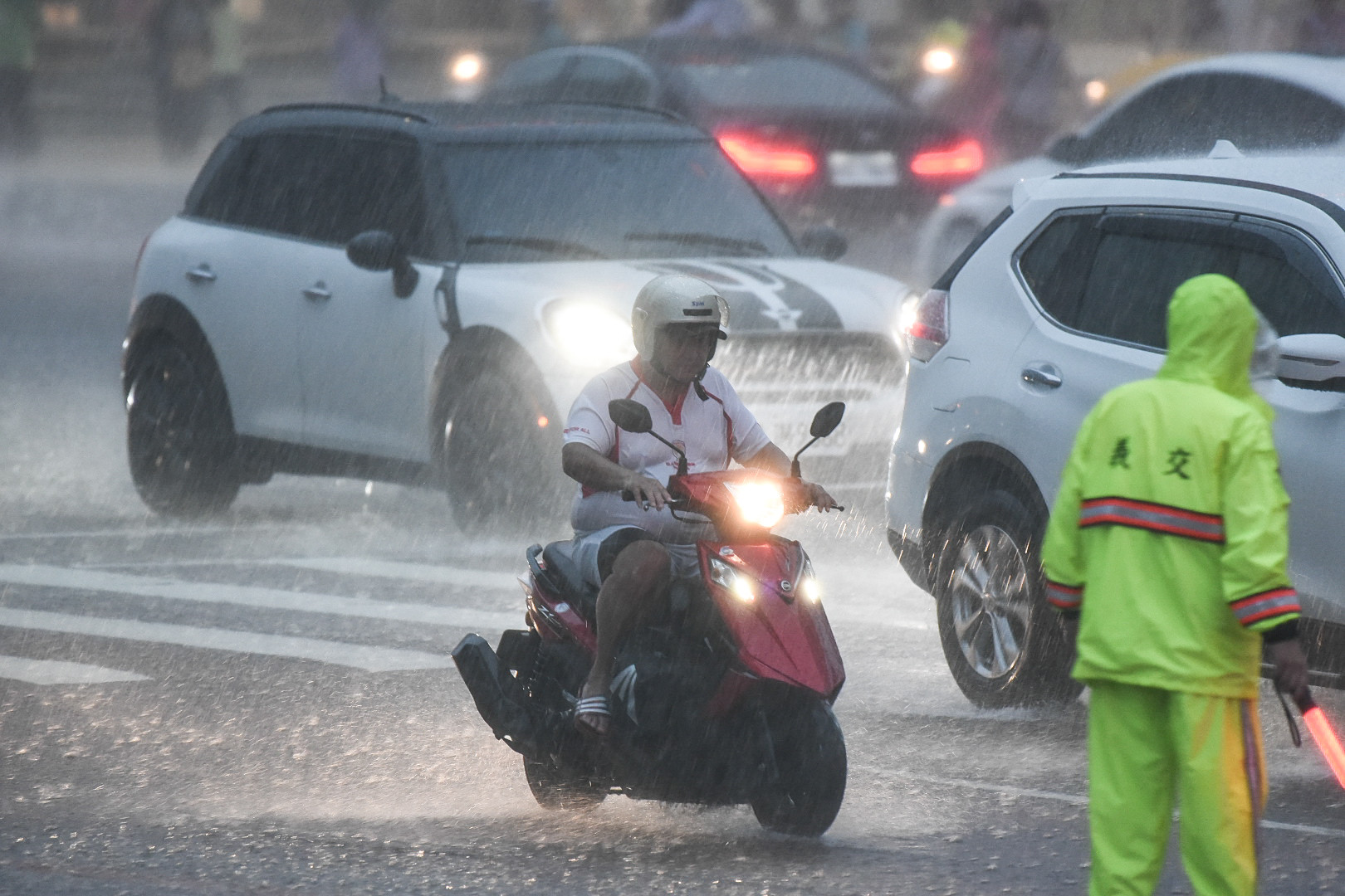 ▲大雨,豪雨,下雨,豪大雨,颱風,雷陣雨。（圖／記者林敬旻攝）