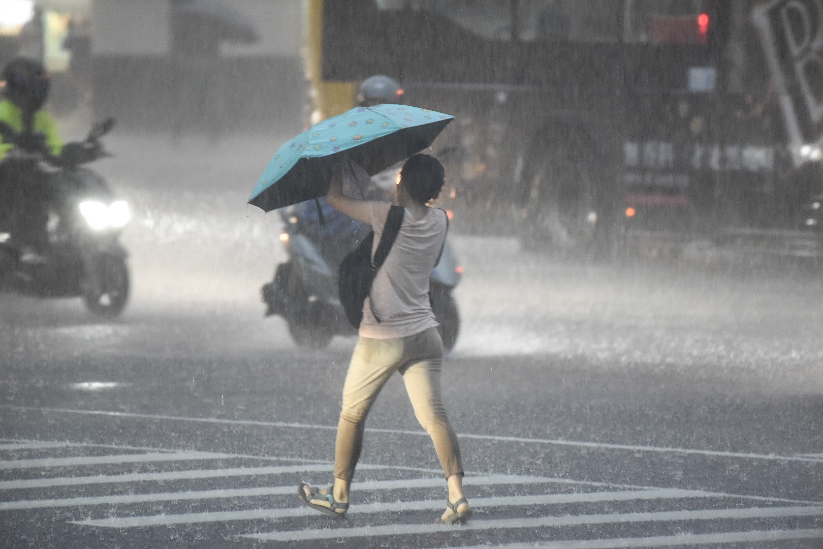 ▲大雨,豪雨,下雨,豪大雨,颱風,雷陣雨。（圖／記者林敬旻攝）