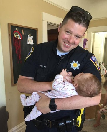 ▲▼生母患毒癮流浪街頭，男警領養她的寶寶。（圖／翻攝自臉書／Santa Rosa Police）