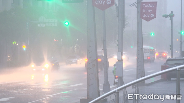 ▲▼20180908天氣,大雨,積水,狂風暴雨。（圖／記者姜國輝攝）