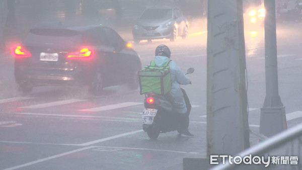 ▲雙北8日晚間大暴雨。（圖／記者姜國輝攝）