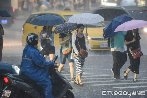 ▲大雨,豪雨,下雨,豪大雨,颱風,雷陣雨。（圖／記者林敬旻攝）