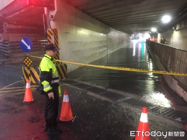 ▲ 暴雨突襲！汐止、萬里多處積水 釣客受困救出。（圖／記者郭世賢翻攝）