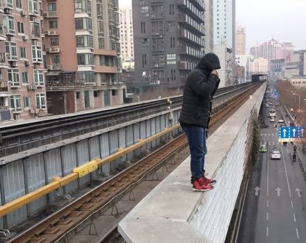 ▲男子欲跳軌輕生，造成列車嚴重延誤。▼（圖／翻攝自微博／武漢地鐵運營）