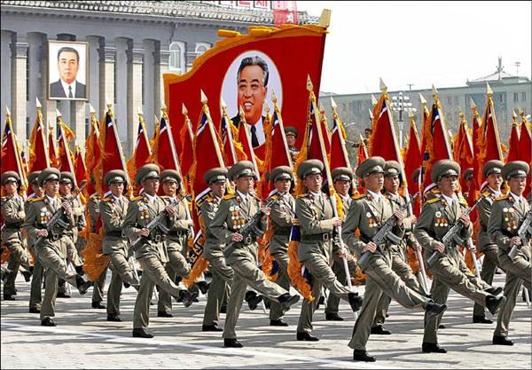 ▲北韓在首都平壤的金日成廣場舉行大型閱兵儀式。（圖／路透）