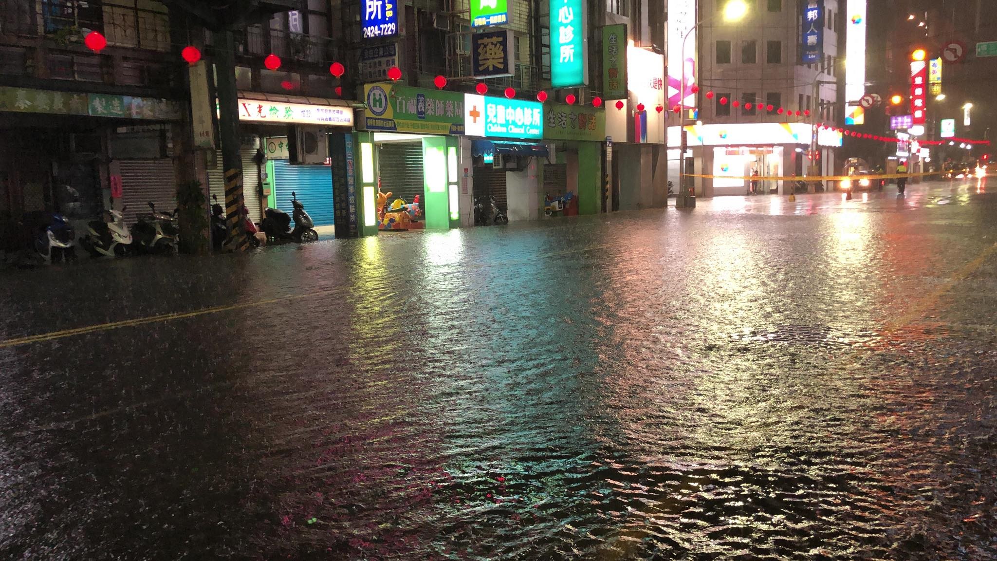 ▲基隆雨下太大，義一路、市區不少路段都出現淹水的狀況。（圖／記者徐文彬攝）