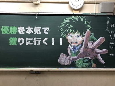 最神黑板畫！六支粉筆成「我的英雄學院」，日本高中生比印刷機猛