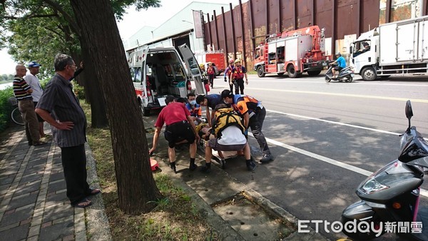 ▲台南市安南區北安路安南橋，中午驚傳有人跳水，消防人員下水將人救上岸，將林姓女子送醫搶救成功，目前住院觀察。（圖／記者林悅翻攝，下同）