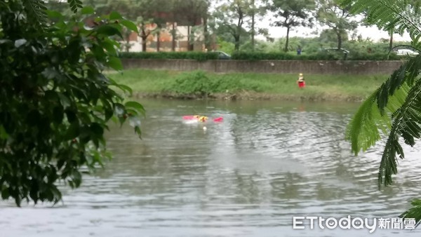 ▲台南市安南區北安路安南橋，中午驚傳有人跳水，消防人員下水將人救上岸，將林姓女子送醫搶救成功，目前住院觀察。（圖／記者林悅翻攝，下同）