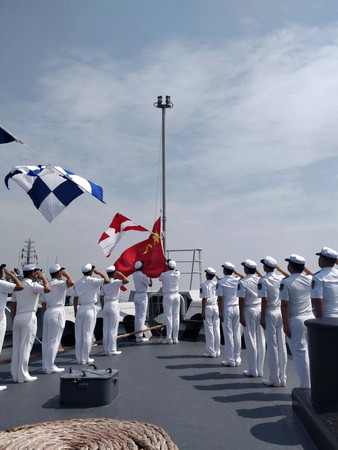 被稱為「中華補給第一艦」的中國第一代大型遠洋綜合補給艦「洪澤湖艦」，在歷經服役長達38年後，於2018年9月6日正式退役。（圖／翻攝自軍報記者微信公眾號）