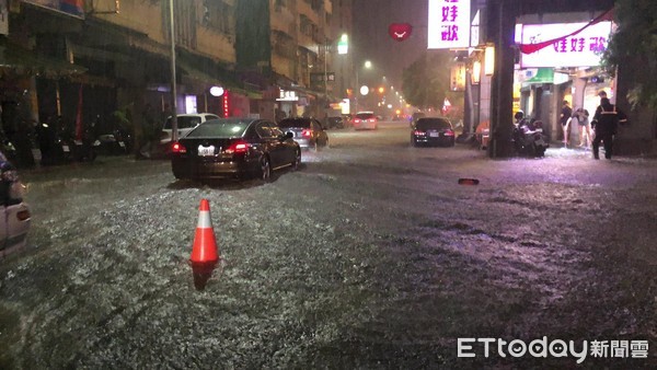 ▲基隆雨下太大，義一路、市區不少路段都出現淹水的狀況。（圖／記者徐文彬攝）