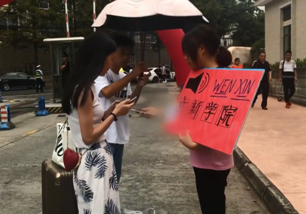 ▲▼姐姐上大學報到！忠犬弟「撐傘扛行李」護送　女網羨慕：我弟都叫我滾。（圖／翻攝梨視頻）