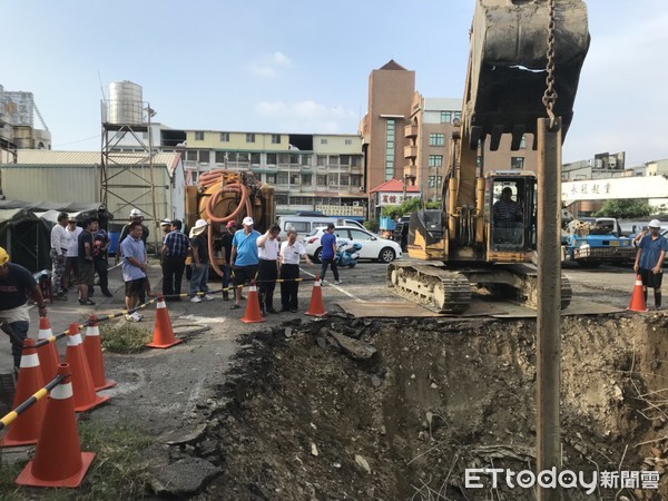 ▲台南市永康中華路箱涵塌陷區域，市府由箱涵頂板開挖，目前已經打開了一個工作口，工作人員也深入箱涵內部，持續清理淤積。（圖／記者林悅翻攝，下同）