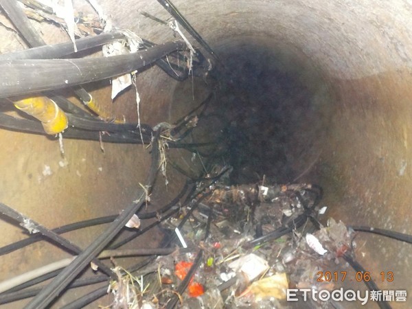 ▲▼北市下水道都有附掛管線纜線卡住非常多垃圾。（圖／丁守中辦公室提供）