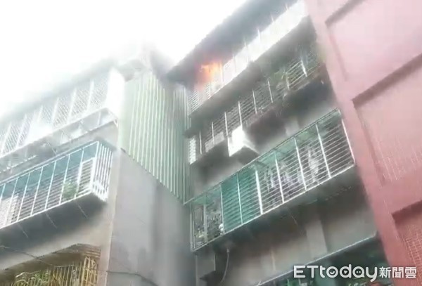 ▲▼台北市松隆路215巷一棟大樓五樓早上7:50分發生火警。（圖／民眾提供）