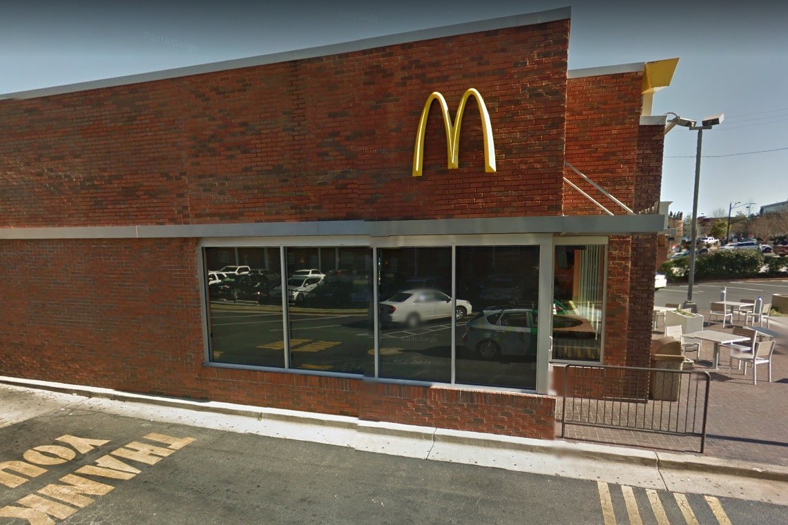 ▲▼阿拉巴馬州奧本大學（Auburn University）附近一間麥當勞。（圖／翻攝自Google街景）