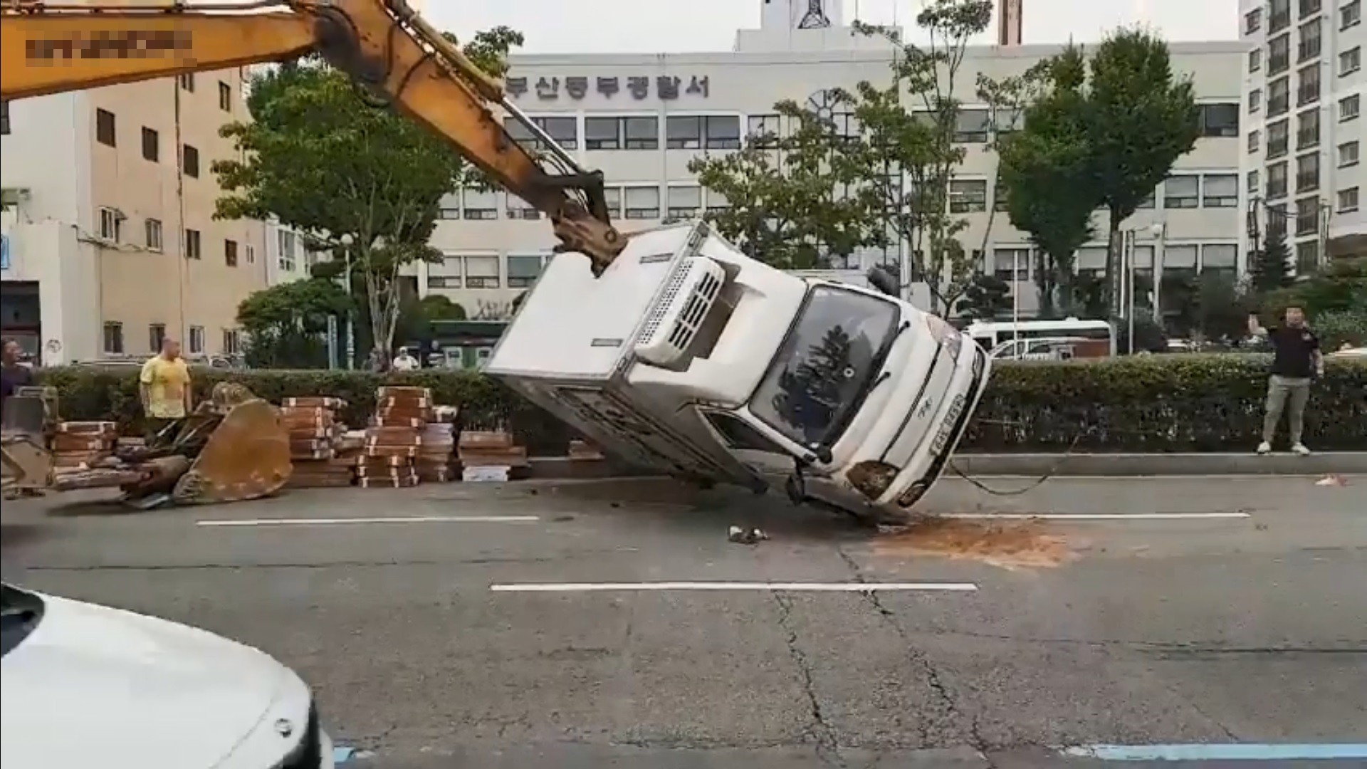 ▲▼ 貨車翻覆造成大塞車，路過的怪手司機順手幫忙扶正。（圖／翻攝自Facebook／부산경찰釜山警察）