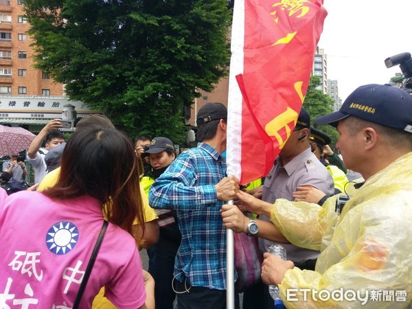 ▲▼抗議民眾持人民抗日的旗子還有雞蛋，跟警方爆發推擠衝突。（圖／記者賴于榛攝）