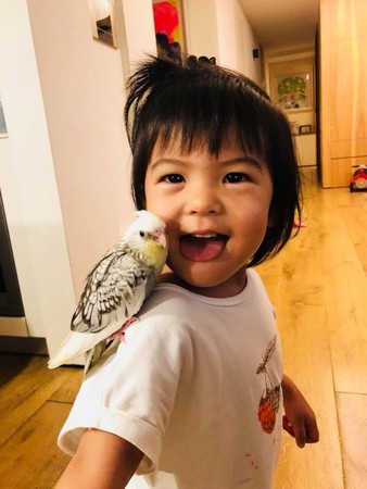 Bo妞開心到想用嘴巴「認識」鸚鵡。