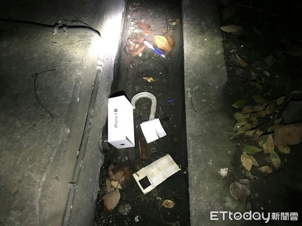 ▲▼嫌犯將藏毒的IPhone 4s手機盒扔到路旁水溝。（圖／記者陳豐德翻攝）