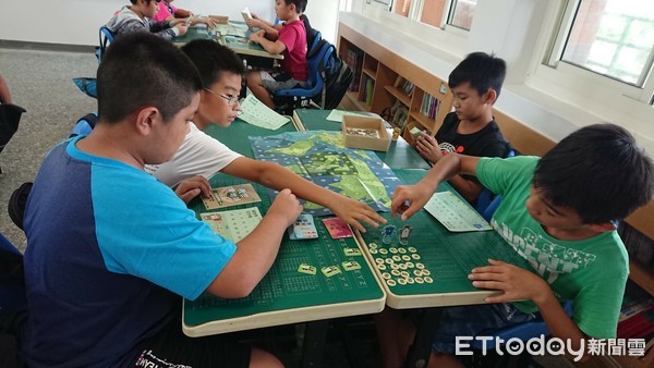 ▲屏東大學師生開發「救世愛地球」桌遊，致贈離島何浦國小，師生感動。（圖／記者陳崑福翻攝）