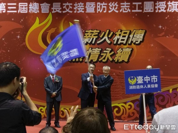 ▲徐國勇出席消防退休人員協會總會「防災志工團授旗、總會長交接」活動。（圖／記者賴于榛攝）
