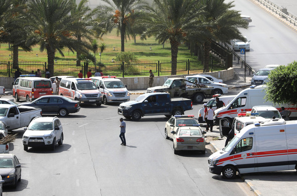 ▲▼ 非州國家利比亞首都黎波里的國家石油公司（NOC）總部10日上午驚傳遭到多名武裝份子襲擊，傳出至少5次爆炸巨響，且有多人中彈。（圖／路透）