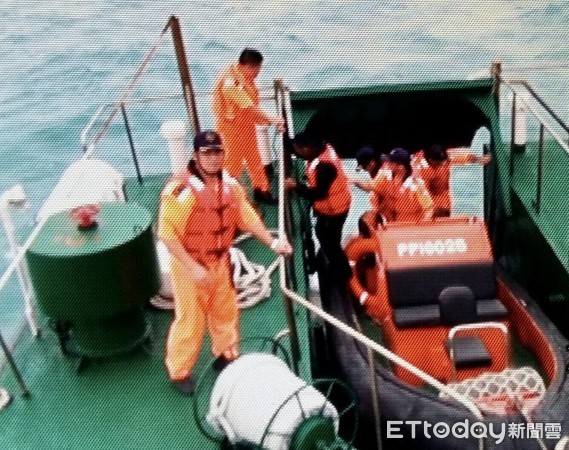▲一艘管筏於安平港外5.4浬處海域翻覆，1人受困筏上，台南海巡隊前往救援。（圖／記者林悅翻攝，下同）