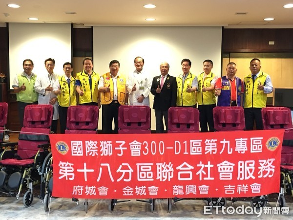 ▲國際獅子會300-D1區，捐贈12輛躺式輪椅給台南市立醫院，由行政副院長鍾國謀代表接受。（圖／記者林悅攝）