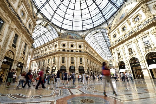 ▲▼民眾在義大利米蘭的購物中心消費。（圖／路透）