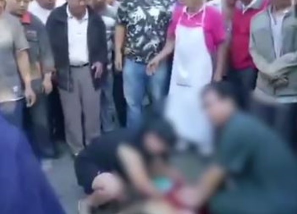 陪母親上菜市場遇搶，23歲兒為母擋刀慘死。（圖／翻攝自北京時間視頻）