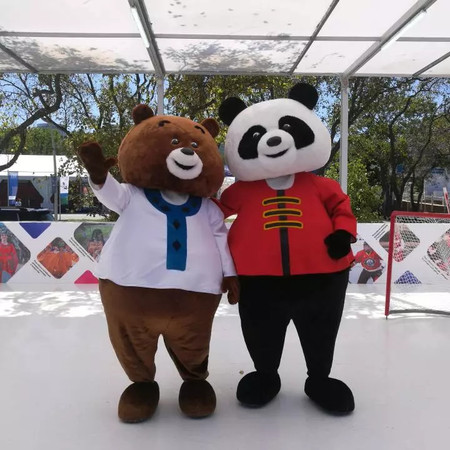 ▲▼第四屆東方經濟論壇「遠東風采街」，中國熊貓和俄羅斯棕熊一起打冰球。（圖／翻攝新華社）