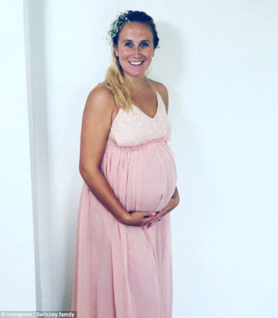 ▲25歲媽媽亞歷克斯日前在前往醫院預產途中生下她的第5胎。（圖／翻攝自Instagram ／theswinneyseven）