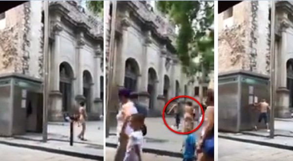神秘裸女在街上閒晃　遭詭異半裸男強推進公廁。（圖／翻攝自Crónica Global的YouTube）
