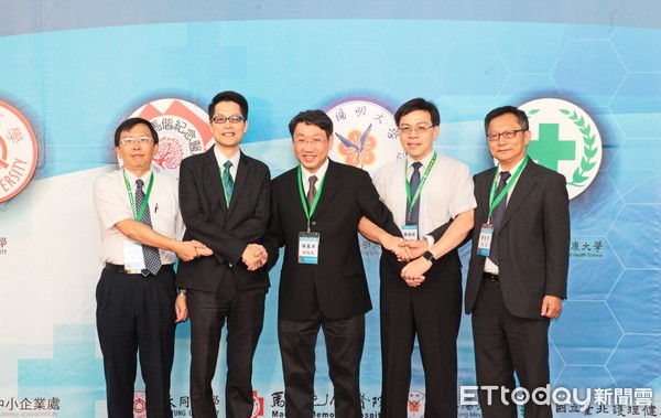 ▲▼陽明大學副校長楊慕華(左)代表出席五校聯合簽約儀式。（圖／陽明大學提供）