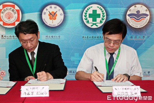 ▲▼陽明大學副校長楊慕華(左)代表出席五校聯合簽約儀式。（圖／陽明大學提供）
