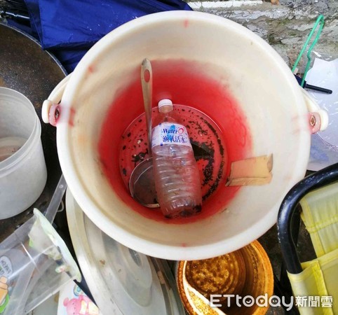 ▲監測人員在水桶內發現孳生病媒蚊幼蟲。（圖／記者林悅翻攝，下同）