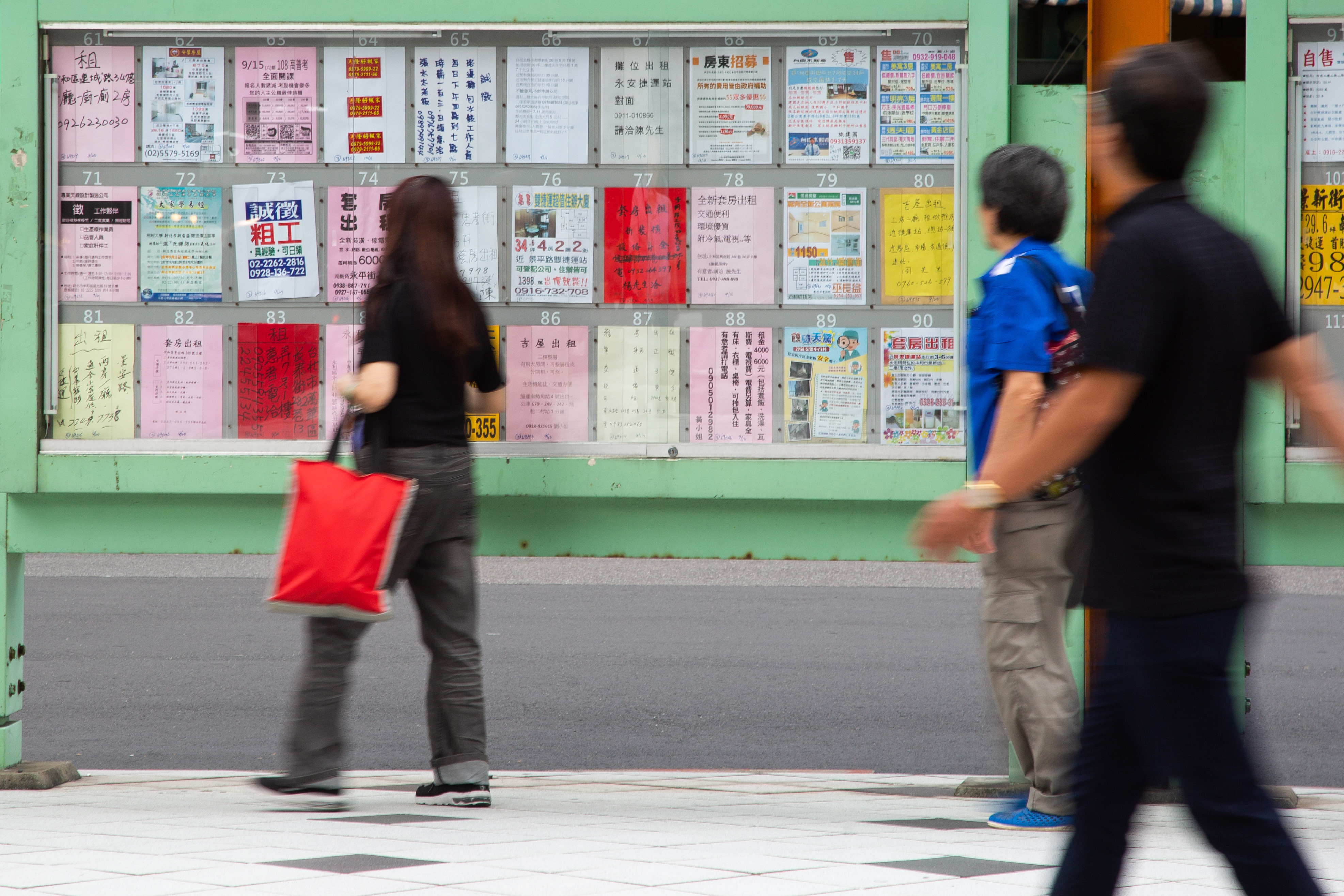 ▲▼租屋廣告看板,售房廣告,房市,房價,房地產,民眾觀看租屋廣告資訊。（圖／ETtoday資料照）