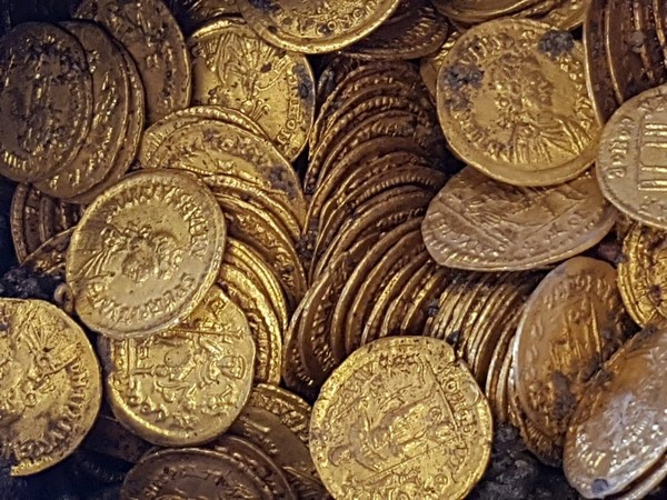 ▲▼義大利就劇院地下室埋藏上百枚羅馬帝國金幣。（圖／翻攝自Facebook／Mibac）