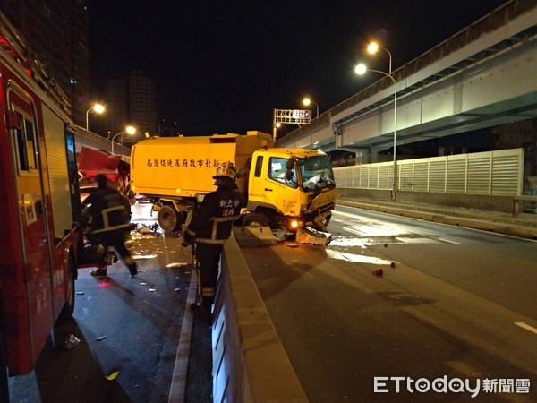 ▲▼新北市大漢橋上，一輛資源回收車追撞掃街車，造成回收車駕駛頭部重創，送醫不治。（圖／記者陳以昇翻攝）