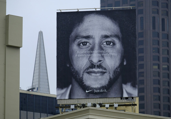 ▲▼「跪國歌」球員廣告爭議多，美市長下禁令抵制Nike。（圖／達志影像／美聯社）
