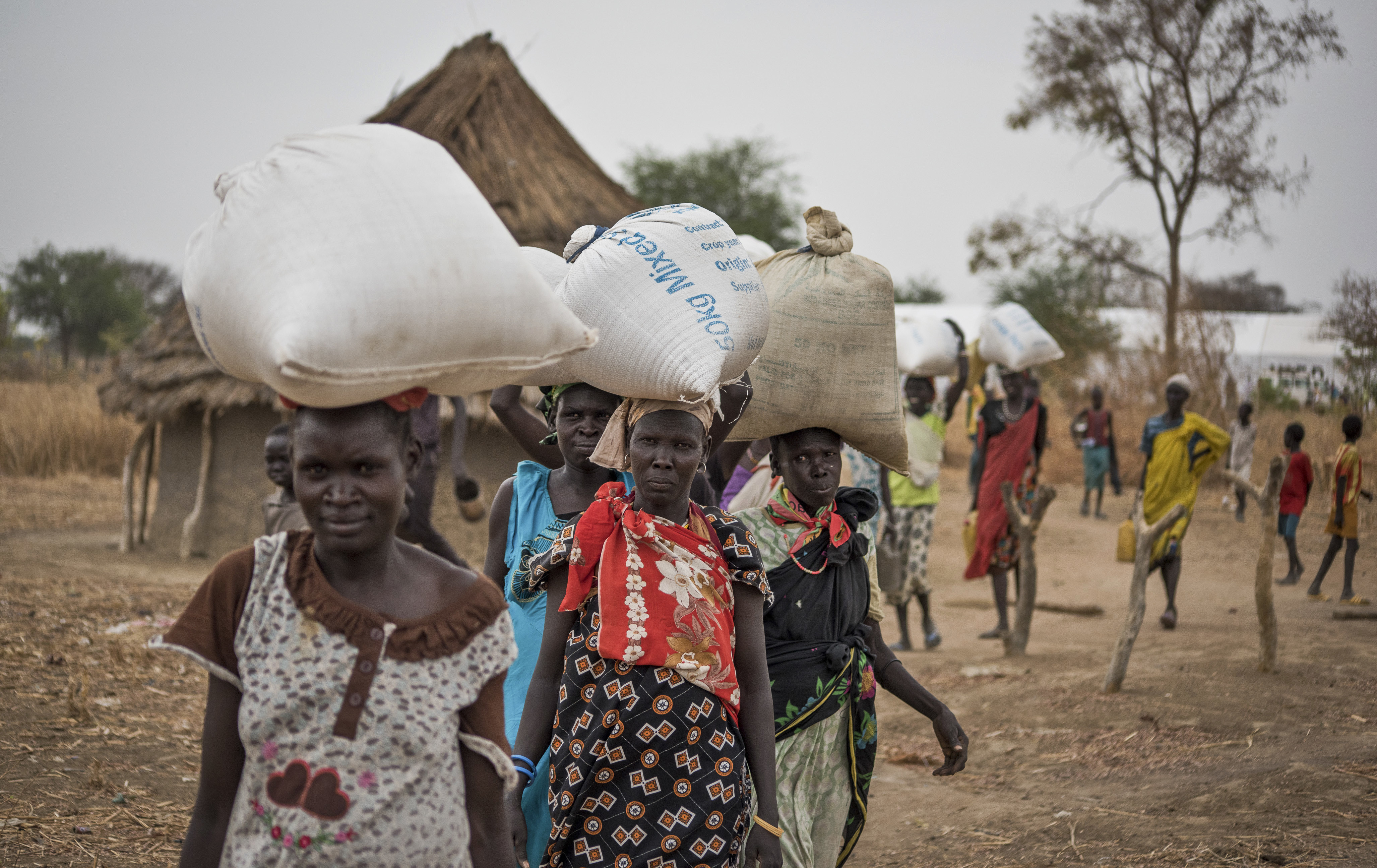 ▲南蘇丹北部班提烏的民眾等待聯合國世界糧食計劃署發放食物，聯合國去年估計共500萬南蘇丹人未獲得足夠的食物。（圖／達志影像／美聯社）