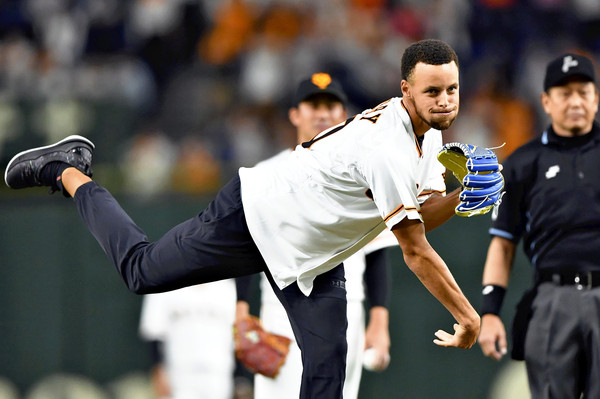 ▲NBA勇士球星柯瑞(Stephen Curry)為日本職棒讀賣巨人隊開球。（圖／達志影像／美聯社）