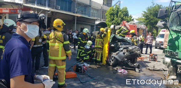 ▲▼ ▲知本二路砂石車與遊覽車相撞，一輛轎車被夾在中間。（圖／民眾提供）