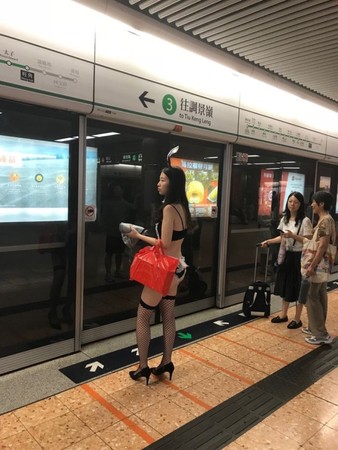 ▲香港旺角地鐵站驚見一名兔女郎。（圖／翻攝自LIHKG討論區）