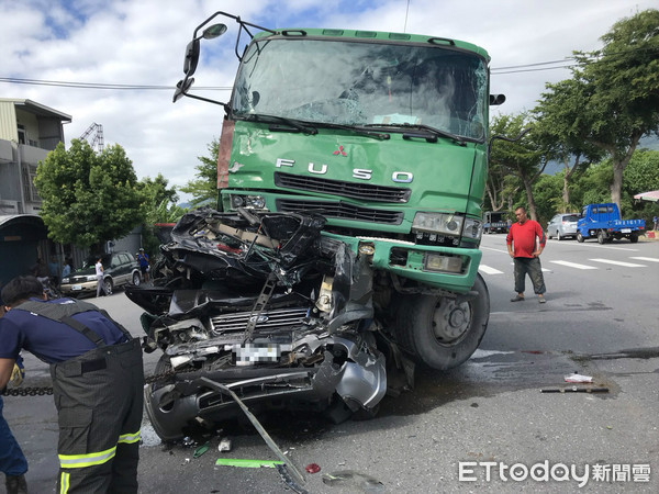 ▲知本二路砂石車與遊覽車相撞，一輛轎車被夾在中間。（圖／台東消防局提供）