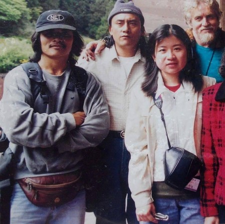 當年協助搜尋的鄒族山青亞麥伊（左）在和費爾重逢時，帶來這張20年前的留影。（亞麥伊提供）