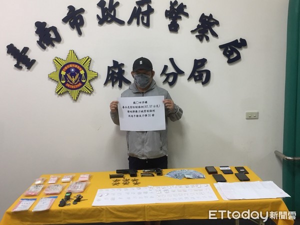 ▲台南市麻豆分局查獲戴姓兄弟涉嫌持有槍械毒品，發現在書籍挖空藏毒。（圖／記者林悅翻攝，下同）